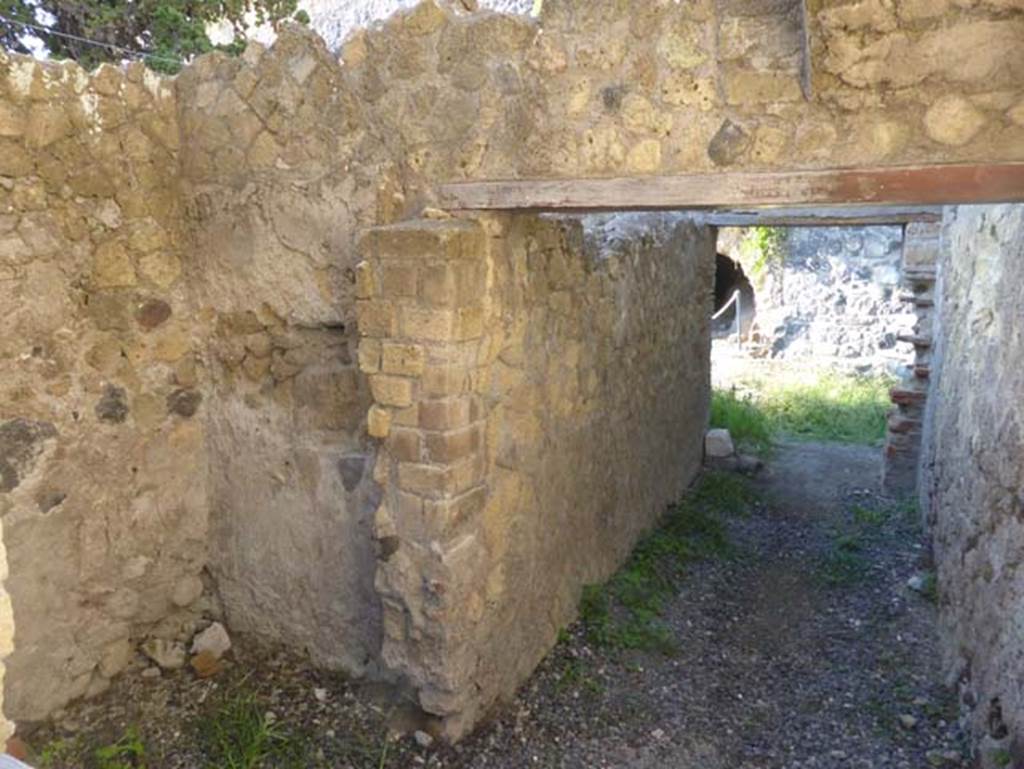 II.5 Herculaneum, September 2015. Entrance corridor, with small area on the south side, on left. Looking west.